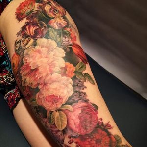 Stunning color realism floral thight piece. Tattoo by Maija Arminen. #realism #colorrealism #MaijaArminen #floral #flower