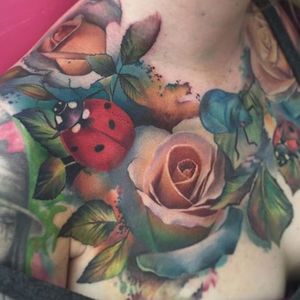 Absolutely breathtaking nature imagery on this chest-piece by Lianne Moule (IG—liannemoule). #ladybugs #LianneMoule #nature #painterly #roses #watercolor