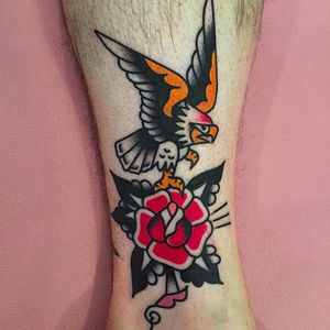 Solid eagle tattoo paired with a solid rose. Great work by Mark Cross. #MarkCross #rosetattooNYC #TraditionalTattoo #BoldTattoos #eagle #rose
