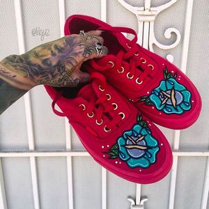 Lovely Hand-painted tattooed shoes. Roses on Red Vans Shoes by Guz @LilGuz #LilGuz #Handpainted #Tattooed #Shoes #Tattooedshoes #Handpaintedshoes #Art #TattooArt #Roses #Vans #artshare