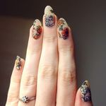Kirsten Holliday inspired botanical nails by Lady Crappo (via IG-ladycrappo) #nailart #artist #art #botanical #KirstenHolliday #flowers #ladycrappo