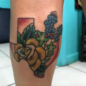 Texas tattoo with bluebonnet and yellow rose (IG-@willybyrdtattoos) #texastattoo #texas #YellowRoseOfTexas #bluebonnets #willybyrdtattoo #traditionaltattoo