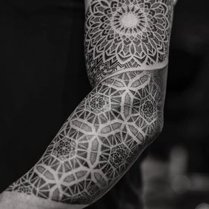 This sequence of mandalas by Dillion Forte (IG—dillionforte) is suggestive of a complex, interdimensional universe. #blackink #DillionForte #mandala #sleeve #stippling