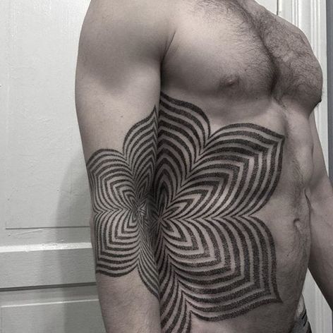 La proporcionalidad y la ubicación en partes del cuerpo adyacentes de Nathan Mold crea una ilusión óptica.  #brazo #geométrico #NathanMould #ilusión óptica #ornamental #punteado #torso