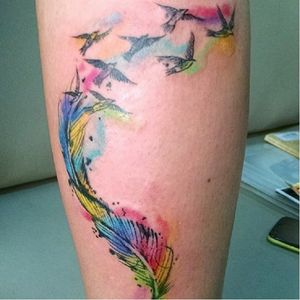 Pena com pássaros em aquarela! #watercolor #aquarela #pena #feather #colorida #WillTatuagens #brasil #brazil #portugues #portuguese