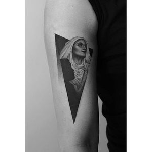 A lovely looking nun and man's silhouette via Pawel Indulski (IG—dotyk.tattoo). #artistic #blackandgrey #dotwork #nun #PawelIndulski #pointillism #stippling