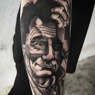 Columbo Tattoo por Phil Kaulen #columbo #blackwork #blackworktattoo #blackworkportrait #sketch #sketchtattoo #PhilKaulen