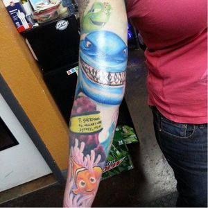 Sabe quem fez essa tatuagem? Conte pra gente nos comentários. #FindingNemo #FindingDory #Nemo #Bruce #ProcurandoNemo #ProcurandoDory #Crush #sleeve #shark #turtle #tubarão #tartaruga #colorido #colorful