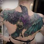 Rad upper back bird tattoo done by Konstanz K. #KonstanzeK #illustrativetattoos #crow #bird #mirror