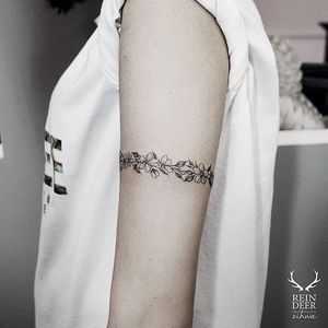 Fine line tattoo by Zihwa. #Zihwa #SouthKorean #SouthKorea #fineline #floral #blackandgrey #flower #armband
