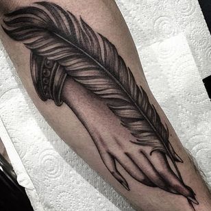 Quill Tattoo por Gianluca Fusco #quill #blackandgrey #blackandgreyart #fineline #blackandgreyartist #GianlucaFusco