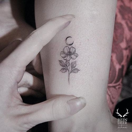 Floral micro-tattoo by Zihwa. #Zihwa #ReindeerInk #flower #floral #subtle #micro #microtattoo #tiny #feminine #mini #southkorean