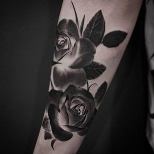 Estas rosas negras y grises de Jeong Hwi Jeon parecen un negativo fotográfico.  #gris negro #JeongHwiJeon #realismo #rosas #flores