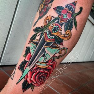 Dagger Tattoo by Jessie Beans #dager #daggertattoo #traditionaldagger #colorfultattoo #traditional #traditionaltattoo #boldtattoos #brigthtattoos #JessieBeans