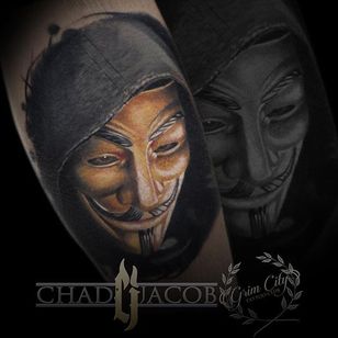 Tatuaje de la máscara de Guy Fawkes por Chad Jacob