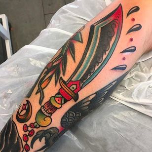 Otro fantástico tatuaje de espada de Filip Henningsson.  #FilipHenningsson #RedDragonTattoo #traditionaltattoo #fat tattoos #sword