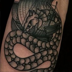Una serpiente de mar gorda por Rob Banks (IG — robbanksofamerica).  #blackwork #ilustrativo #marítimo #náutico #RobBanks #scrimshaw #animales marinos #serpiente marina