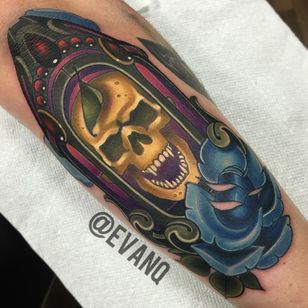 Tatuaje de calavera con linterna por Evan Qualls
