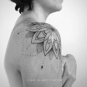 Trabalho da artista Clari Benatti! #ClariBenatti #TatuadorasBrasileiras #TatuadorasdoBrasil #TattooBr #RiodeJaneiro #TattoodoBr #fineline #linhafina #traçofino #delicada #delicate #mandala #ornamental #pontilhismo #dotwork