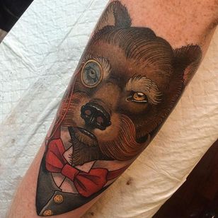 Un tatuaje de oso bien vestido y de aspecto ajustado por Crispy Lennox.o