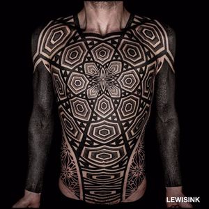 Incredible patterns by Lewisink #Lewisink #blackwork #pattern #geometric #sacredgeometry #mandala #shapes #fractals #opticalillusion #fill #blackarm #bodysuit #tattoooftheday