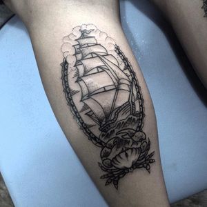 Caravela por Filipe Tonon! #FilipeTonon #TatuadoresBrasileiros #tatuadoresdobrasil #tattoobr #tattoodobr #traditional #tradicional #oldschool #boat #barco #caravela #ship #crab