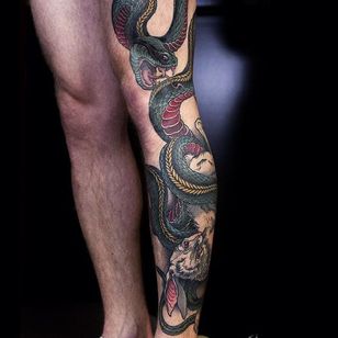 Tatuaje de serpiente por Rakov Serj