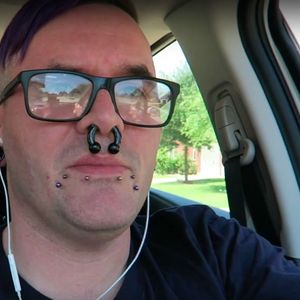 Vlogger Shakycode on his way to get tattooed #Shakycode #vlogger #tattooed #knuckles #video
