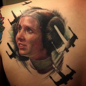 The sketchy feel and the silhouettes of the X-Wings make this piece unique. (Via IG - deanna_art) #starwars #princessleia #carriefisher #portrait #movies