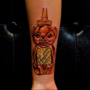 Tatuaje de oso de miel por Steven Compton #StevenCompton #newschool #honey #bear