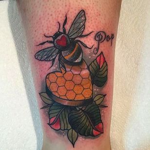 Bee Tattoo en memoria del pop por Jody Dawber @JodyDawber #JodyDawber #JodyDawbertattoo #Jaynedoeessex #UK #fathertattoo #dadtattoo #bee #pop #humlebi