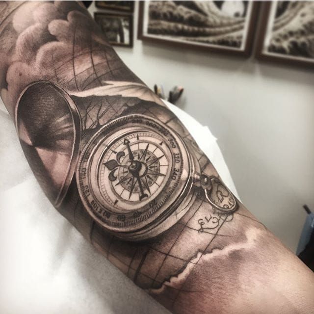 Tatuaje de brújula por Andy Blanco
