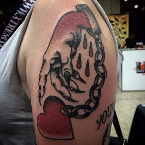 Tatuaje de amor por Giacomo Sei Dita #GiacomoSeiDita #traditional #redink #blackwork #love #heart #chain #hand