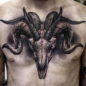 Six-horned Ram Skull Tattoo that looks three-dimensional by Javier Antunez @Tattooedtheory #JavierAntunez #Tattooedtheory #Blackandgrey #Realistic #Ramskull #ram #skull