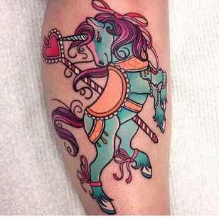Tatuaje de caballo carrusel de Miss Quartz.  #tradicional #dulce #MissQuartz #caballo # carrusel # carrusel de caballos