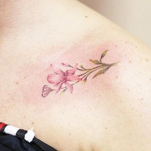 Subtle tattoo by Luiza Oliveira #LuizaOliveira #small #delicate #flower #flowers