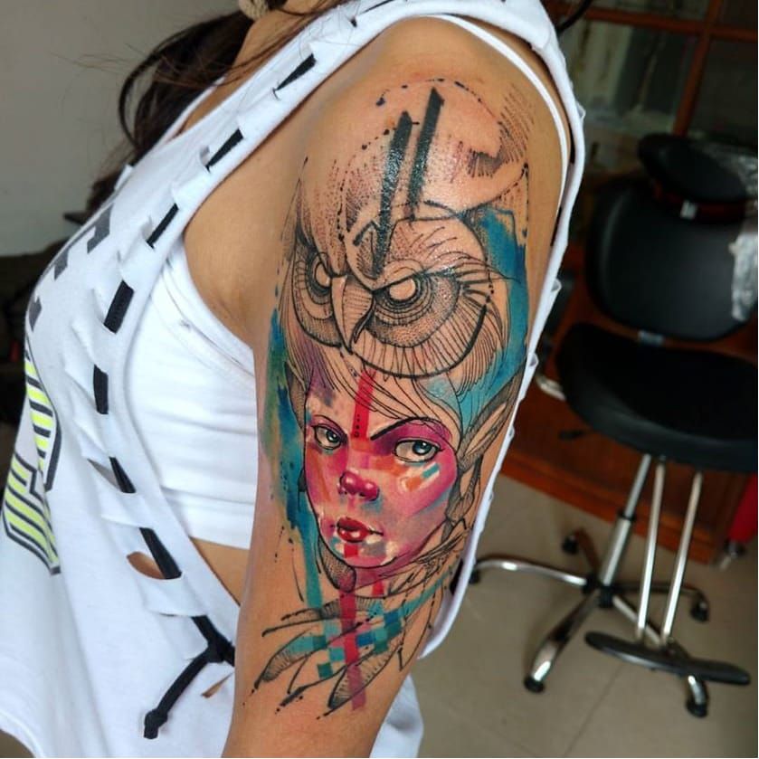 La expresión de la chica está llena de actitud.  Tatuaje de Diego Calderon #ArtByDiegore #DiegoCalderon #ColombianTattooers #ColombianArtists #watercolor #abstract #owl #girl