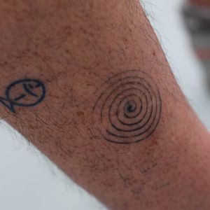 The first tattoo done by a robotic arm, tattooed on Pierre #automatedtattoomachine #roboticarm #technology #tatoué #automatedtattoo #geek #future #spiral