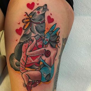 Tatuaje de animal y niña tejiendo por Jody Dawber @JodyDawber #JodyDawber #JodyDawbertattoo #Jaynedoeessex #UK #Animal #Animal Tattoo #girl