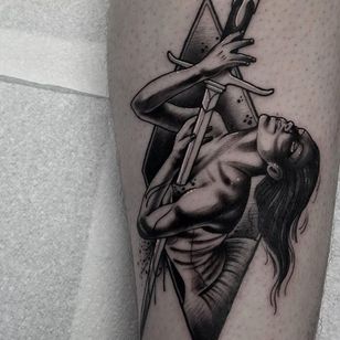 Mujer de Blackwork perforada por un tatuaje de daga de Neil Dransfield.  #NeilDransfield #blackwork #neotraditional #dolk #mujer