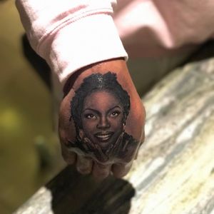 Lauryn Hill tattoo by Ricky Clipz #RickyClipz #portraittattoos #blackandgrey #laurynhill #rnb #r&b #musictattoos #rapper #famouspeople #realism #realistic #hyperrealism #lady #hands #handtattoo #tattoooftheday