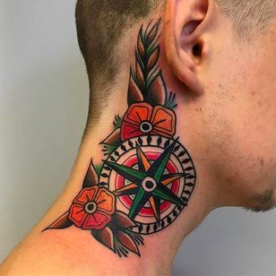 Precioso brazalete con cuello de brújula de Filip Henningsson.  #FilipHenningsson #RedDragonTattoo #traditional tattoo #fat tattoos #compass #blossom