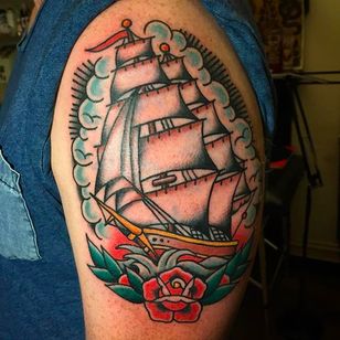 Hermoso tatuaje de barco clásico realizado por Andrew Mcleod.  #AndrewMcleod #traditioneltattoo #ship