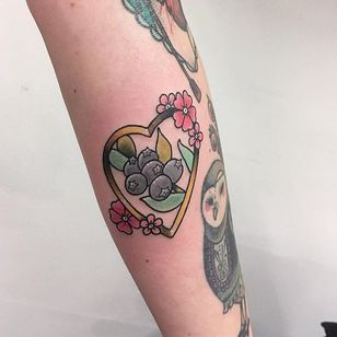 Tatuaje de arándanos de Lou DC.  #LouDC #kawaii #girlish #sweet #pinkwork #arándanos #fruta #corazón