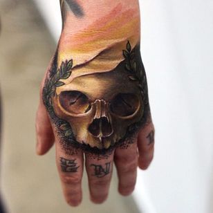 Tatuaje de mano de calavera.  Por Mick Squires.  #realismo #farverealismo #kraniet #MickSquires