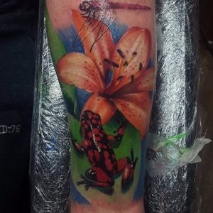 Tattoo por Connor Prue! #ConnorPrue #realism #realismo #colorful #nature #natureza #sapo #frog #flor #flower  #realismocolorido