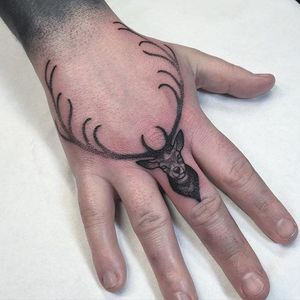 Finger tattoo by Jean Le Roux #Blackwork #dotwork #deer #fingertattoo #JeanLeRoux