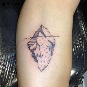 Só a ponta do Iceberg! #iceberg #montanha #gelo #mar #minimalista #fineline #blackwork #delicada #talentonacional #rioink #mabiareal #brasil #brazil #portugues #portuguese #tattoodo