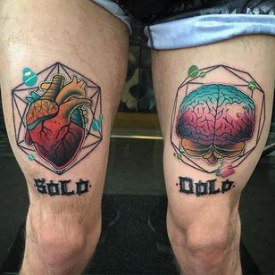 Tatuaje de cerebro y corazón por Adam Knowles