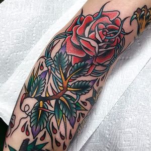 Mikey Holmes' (IG—mikeyholmestattooing) roses are just the best. #bold #colorful #American #MikeyHolmes #rose #traditional